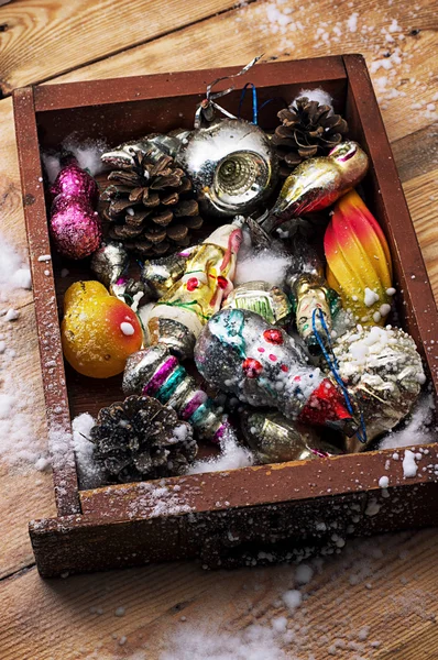 Decoraciones navideñas en la vieja caja de madera —  Fotos de Stock