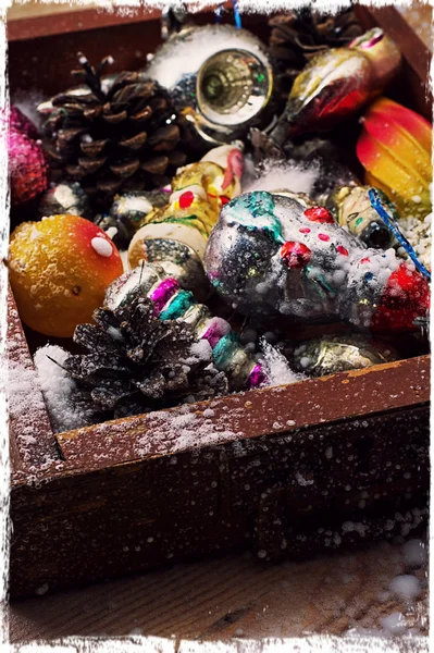 Eski ahşap kutu Noel süslemeleri — Stok fotoğraf
