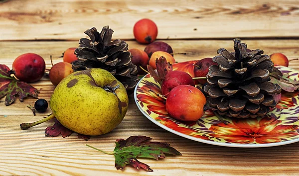 가 과일과 열매 나무 테이블에 — 스톡 사진