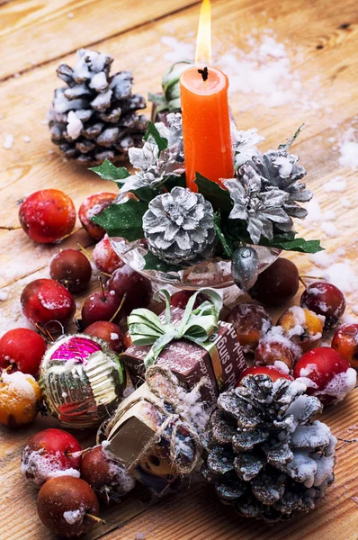 Äldre glas christmas leksak på bakgrund av kottar — Stockfoto