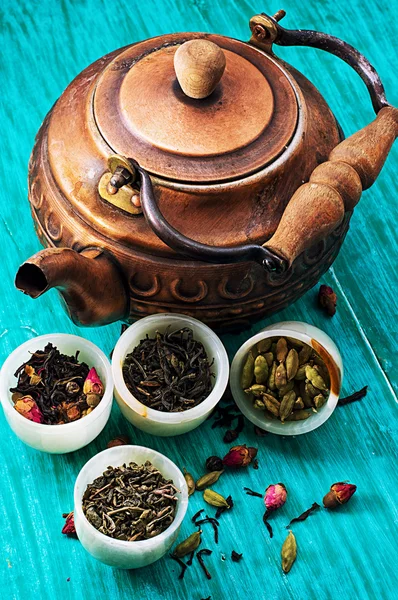 Varieties of dry,fragrant tea leaves — Stock Photo, Image