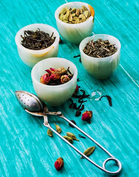 Variedades de hojas de té secas y fragantes —  Fotos de Stock