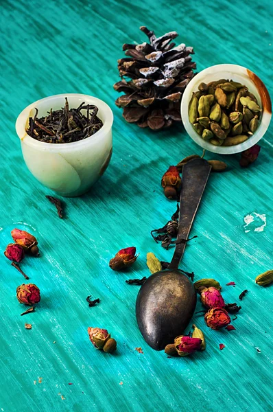 Varieties of dry,fragrant tea leaves — Stock Photo, Image