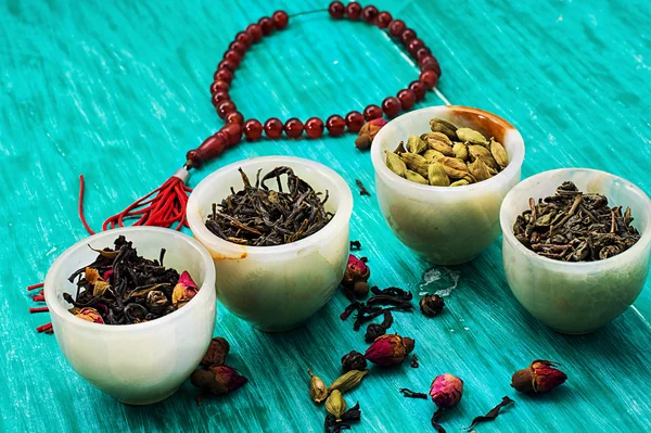 Varieties of dry,fragrant tea leaves — Stock Photo, Image