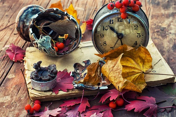 Old clock on the background of fallen leaves — Stock Photo, Image