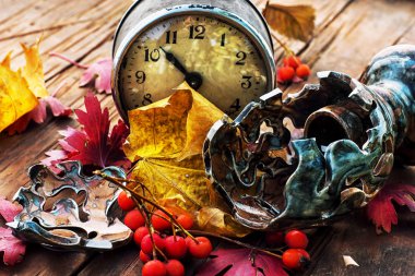 Düşen yapraklar arka plan üzerinde eski saat