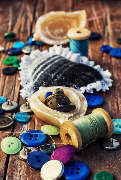 Isalnita-heart with spools of thread — Stock Photo, Image