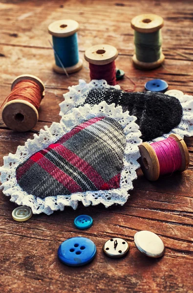 Isalnita-heart with spools of thread — Stock Photo, Image