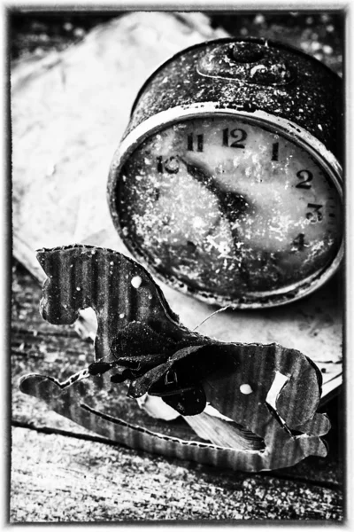 Устаревшие часы на фоне елочных украшений — стоковое фото