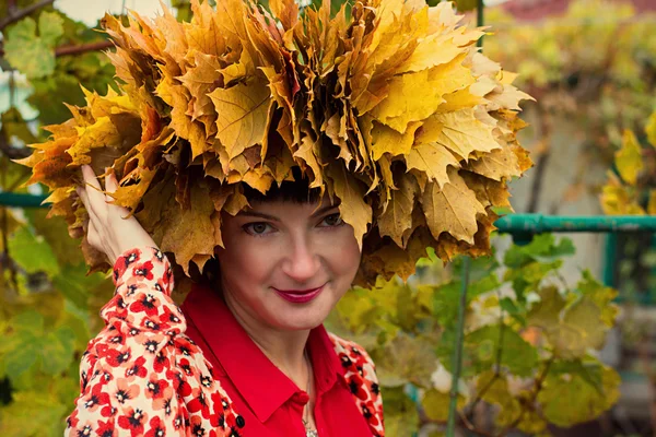 Meisje met krans van maple Herfstbladeren — Stockfoto