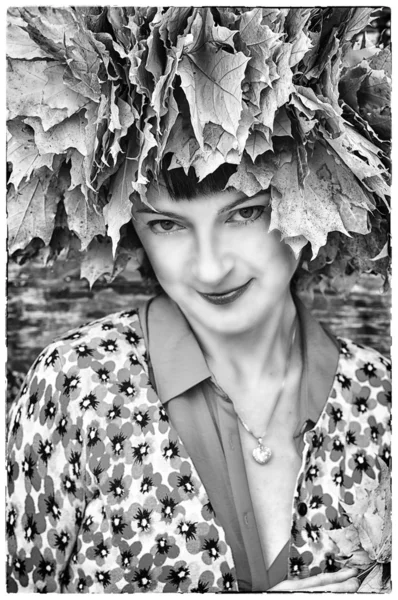 Fille avec couronne de feuilles d'érable d'automne — Photo