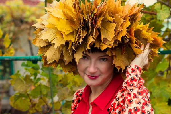 Meisje met krans van maple Herfstbladeren — Stockfoto