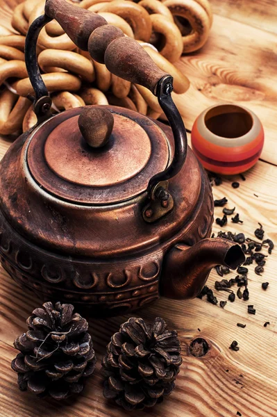Miedź stary-dzbanek do herbaty i akcesoria — Zdjęcie stockowe