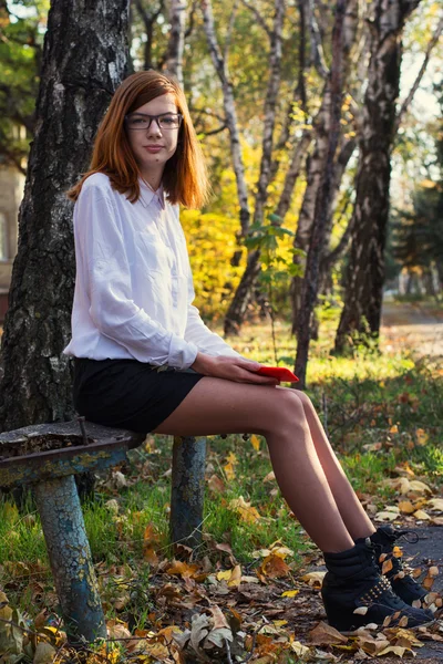 Девочка-подросток с осенними листьями в руках — стоковое фото