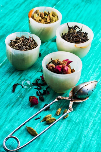 Сорти сухого, ароматного чайного листя — стокове фото