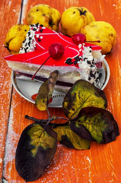 Kaka täckt med kvitten marmelad — Stockfoto