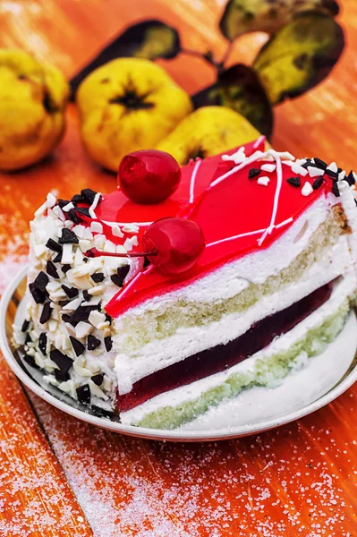 花梨ジャムで覆われたケーキ — ストック写真