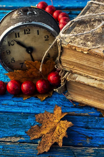 Old alarm clock and coral beads — Stock Photo, Image