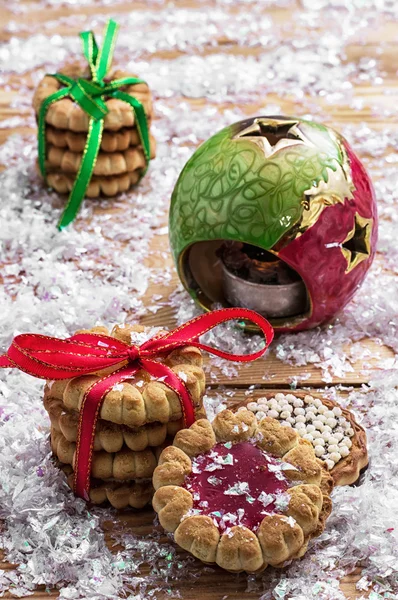 Galletas de Navidad en el fondo de adornos de Navidad decorados —  Fotos de Stock