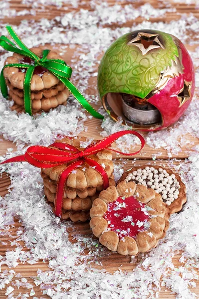 Biscoitos de Natal no fundo de ornamentos decorados de Natal — Fotografia de Stock