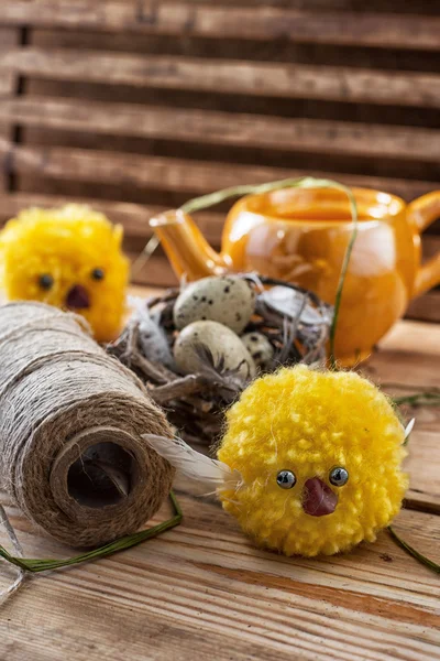 Hnízdo s křepelčími vajíčky a chick — Stock fotografie