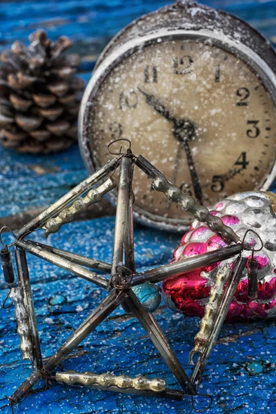 นาฬิกาโบราณและของเล่นคริสต์มาส — ภาพถ่ายสต็อก