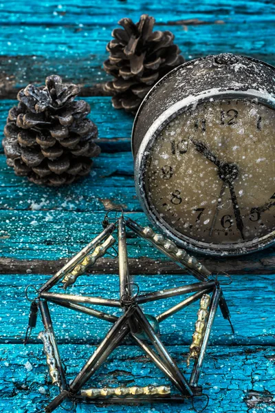 Reloj anticuado y juguete de Navidad — Foto de Stock