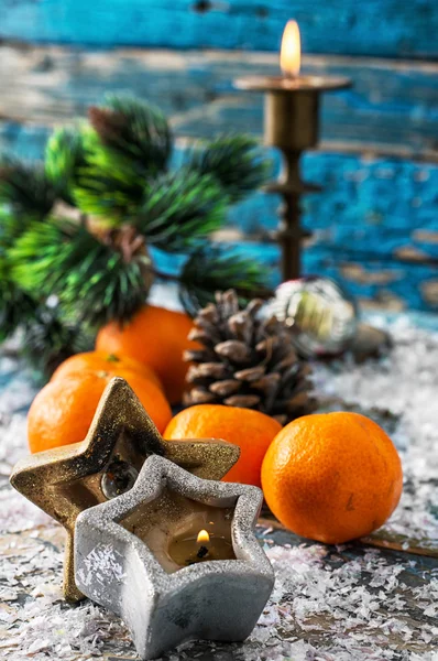 Weihnachtsbaum, Kerzen und Mandarinen — Stockfoto