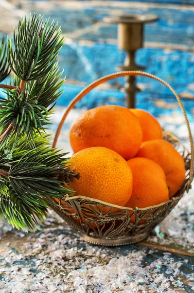 Рождественская елка, свечи и мандарины — стоковое фото