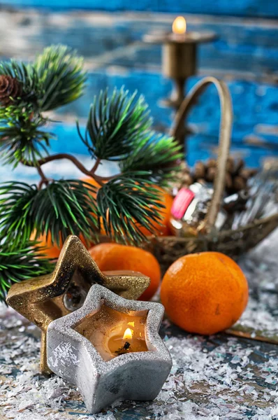 Árvore de Natal, velas e tangerinas — Fotografia de Stock