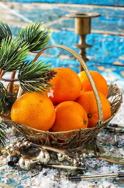 Árbol de Navidad, velas y mandarinas —  Fotos de Stock