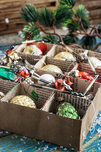 Juguetes de Navidad obsoletos en caja de cartón —  Fotos de Stock