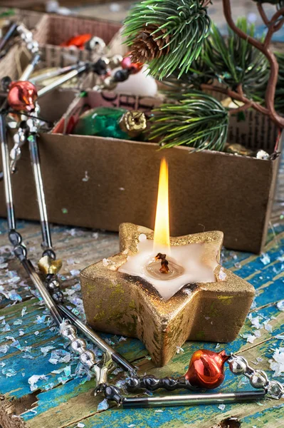 Juguetes de Navidad obsoletos en caja de cartón — Foto de Stock