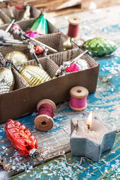 Verouderde Christmas speelgoed in kartonnen doos — Stockfoto