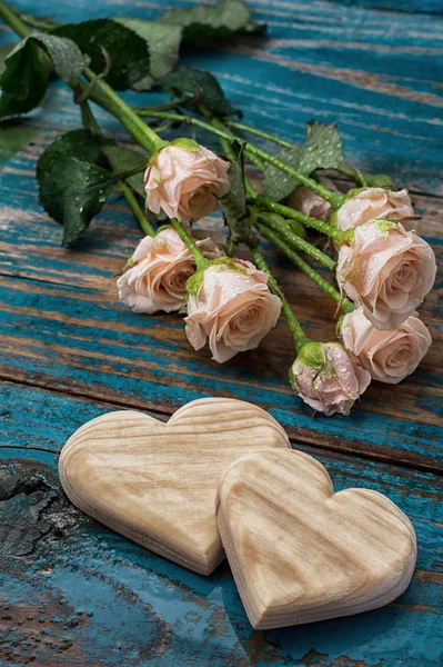 Corazones de madera hechos a mano y rosas — Foto de Stock