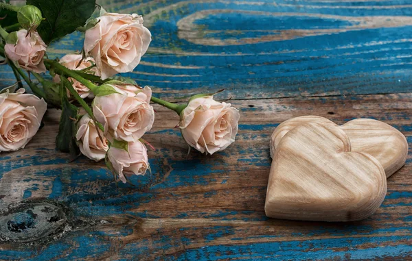 Cuori in legno fatti a mano e rose — Foto Stock