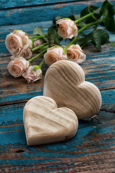 Corazones de madera hechos a mano y rosas — Foto de Stock