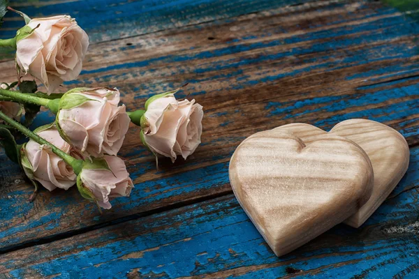 Corazones de madera hechos a mano y rosas — Foto de Stock