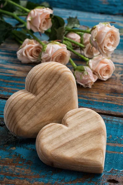 Corazones de madera hechos a mano y rosas — Foto de Stock