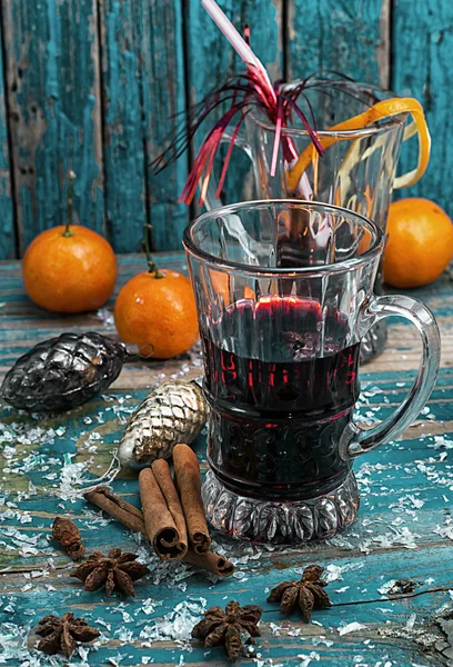 Glas Glühwein mit Gewürzen — Stockfoto