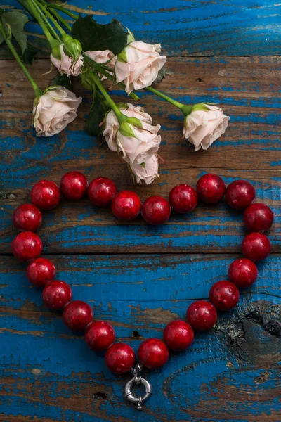 Coral beads and rose — Stock Photo, Image