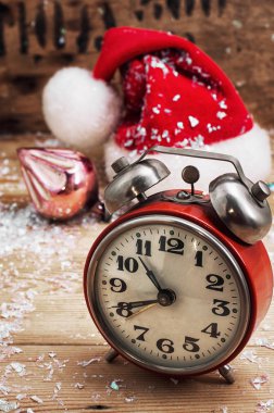 eski moda çalar saat ve kırmızı Noel şapka