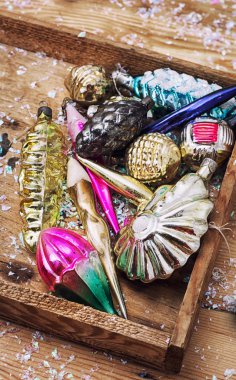 eski Sovyet oyuncaklar ile ahşap kutu