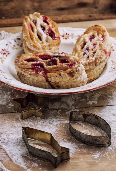 Bladerdeeg met cranberry jam — Stockfoto