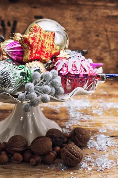 Juguetes a la antigua en el árbol de Navidad —  Fotos de Stock