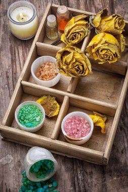 Spa uygulamaları için aksesuarlar ile ahşap kutu