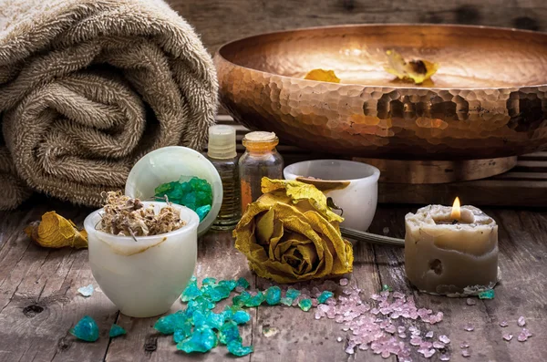 Bronze bowl with water and accessories spa treatments — Stock Photo, Image