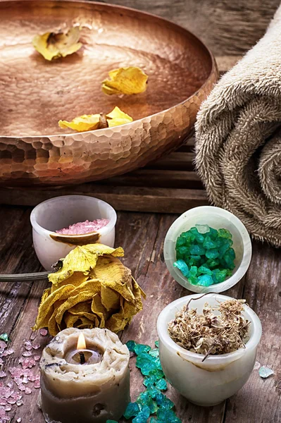 Bronze bowl with water and accessories spa treatments — Stock Photo, Image
