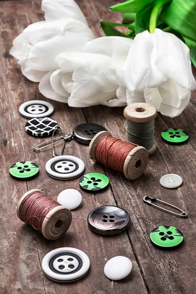Acessórios de costura de fios e botões — Fotografia de Stock