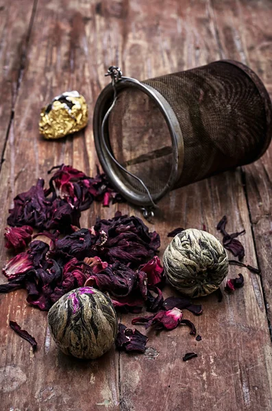 Colador de té y hojas de té — Foto de Stock